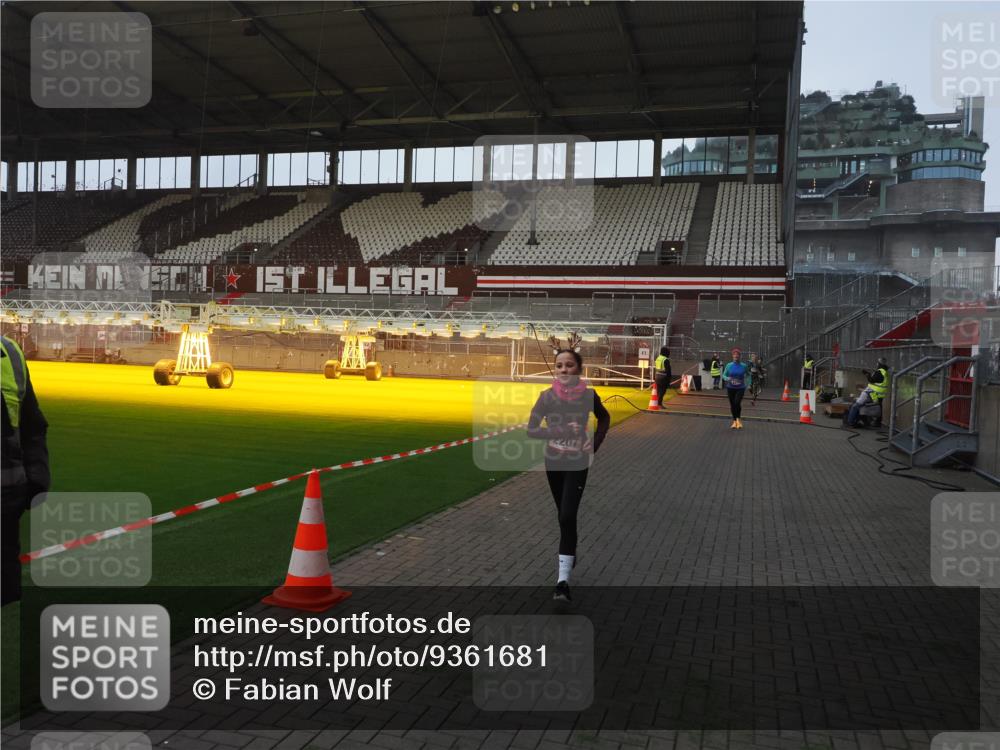 07.12.2025 - St. Pauli X-Mass-Run No. 15 Fabian Wolf http://msf.ph/oto/9361681 07.12.2025 09:59:23 Ziel 939, 1120, 2204, 2207, 2657 meine-sportfotos.de