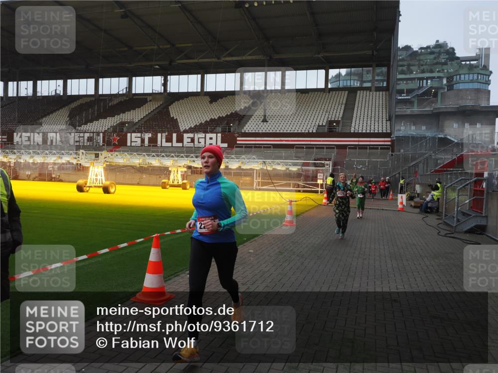 07.12.2025 - St. Pauli X-Mass-Run No. 15 Fabian Wolf http://msf.ph/oto/9361712 07.12.2025 09:59:28 Ziel 939, 961, 1120, 2204, 2207, 2657, 4029 meine-sportfotos.de