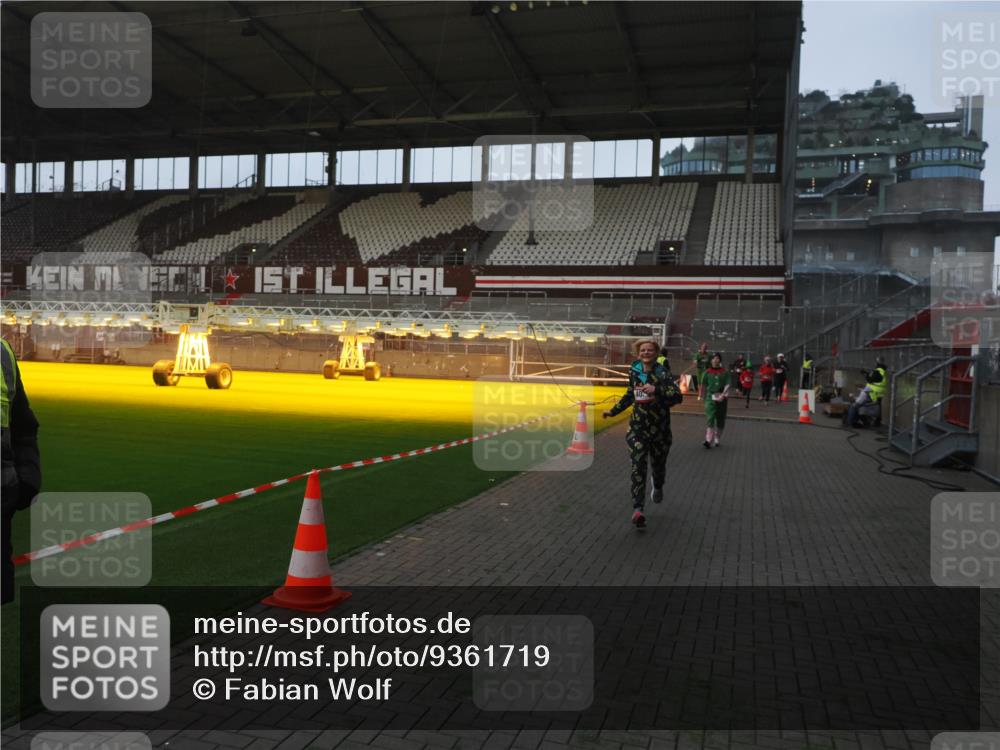 07.12.2025 - St. Pauli X-Mass-Run No. 15 Fabian Wolf http://msf.ph/oto/9361719 07.12.2025 09:59:29 Ziel 961, 1120, 2204, 2207, 2657, 4029 meine-sportfotos.de