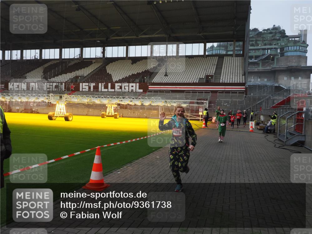 07.12.2025 - St. Pauli X-Mass-Run No. 15 Fabian Wolf http://msf.ph/oto/9361738 07.12.2025 09:59:30 Ziel 488, 961, 2204, 2207, 2657, 4029, 4052, 4465 meine-sportfotos.de