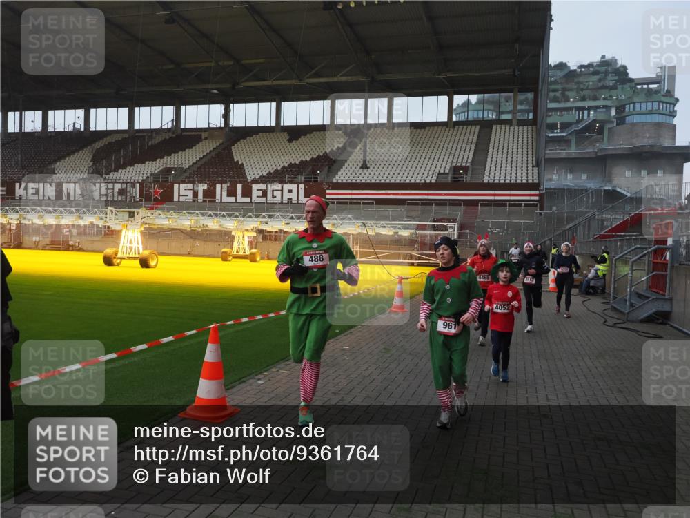 07.12.2025 - St. Pauli X-Mass-Run No. 15 Fabian Wolf http://msf.ph/oto/9361764 07.12.2025 09:59:35 Ziel 488, 910, 911, 961, 1763, 2204, 2207, 3513, 4029, 4051, 4052, 4465 meine-sportfotos.de