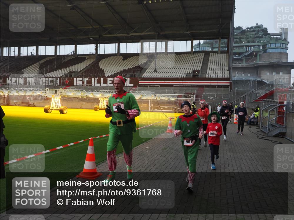 07.12.2025 - St. Pauli X-Mass-Run No. 15 Fabian Wolf http://msf.ph/oto/9361768 07.12.2025 09:59:35 Ziel 488, 910, 911, 961, 1763, 2204, 2207, 3513, 4029, 4051, 4052, 4465 meine-sportfotos.de