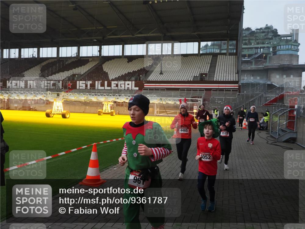 07.12.2025 - St. Pauli X-Mass-Run No. 15 Fabian Wolf http://msf.ph/oto/9361787 07.12.2025 09:59:36 Ziel 488, 910, 911, 961, 1763, 2204, 2207, 3513, 4029, 4051, 4052, 4465 meine-sportfotos.de