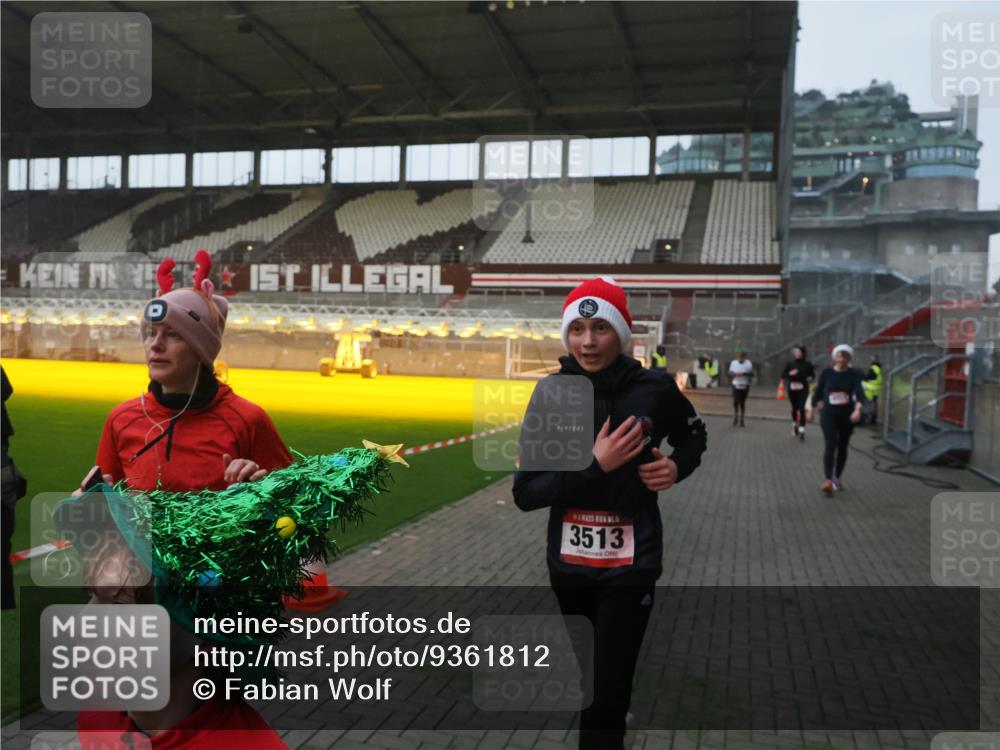 07.12.2025 - St. Pauli X-Mass-Run No. 15 Fabian Wolf http://msf.ph/oto/9361812 07.12.2025 09:59:37 Ziel 488, 910, 911, 961, 1763, 2204, 2207, 3513, 4029, 4051, 4052, 4465 meine-sportfotos.de