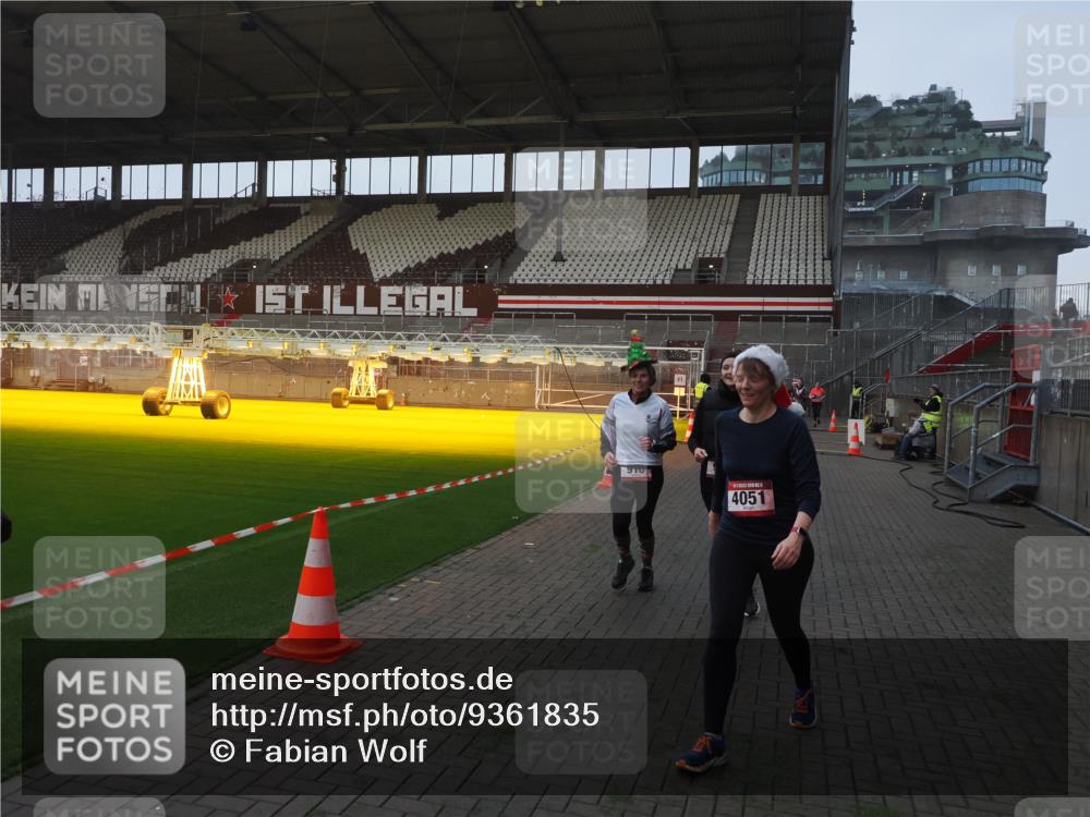 07.12.2025 - St. Pauli X-Mass-Run No. 15 Fabian Wolf http://msf.ph/oto/9361835 07.12.2025 09:59:42 Ziel 488, 910, 911, 961, 1763, 2186, 2729, 3513, 4029, 4051, 4052, 4465 meine-sportfotos.de