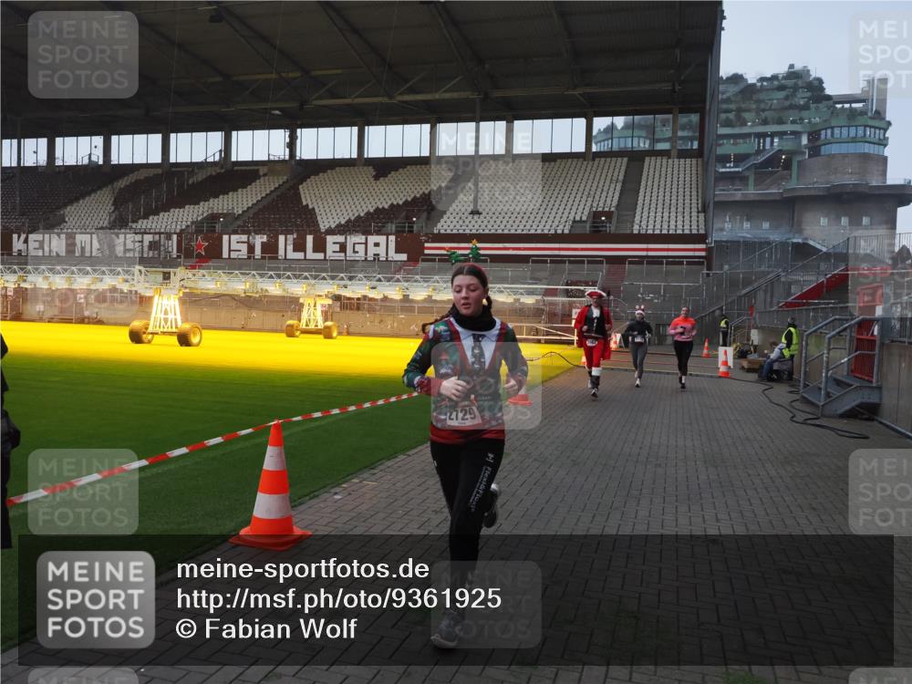 07.12.2025 - St. Pauli X-Mass-Run No. 15 Fabian Wolf http://msf.ph/oto/9361925 07.12.2025 09:59:48 Ziel 488, 910, 911, 934, 1112, 1763, 2186, 2729, 2964, 3513, 4051, 4052, 4465 meine-sportfotos.de