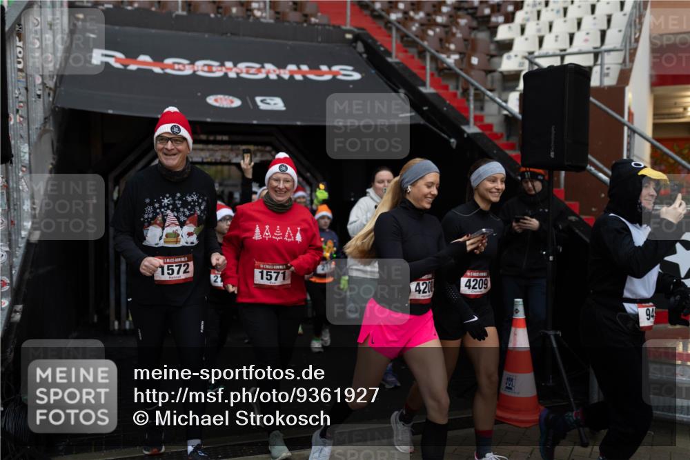 07.12.2025 - St. Pauli X-Mass-Run No. 15 Michael Strokosch http://msf.ph/oto/9361927 07.12.2025 10:32:56 Laufen 1572, 21, 4, 1, 1571, 213, 420, 4209, 94 meine-sportfotos.de