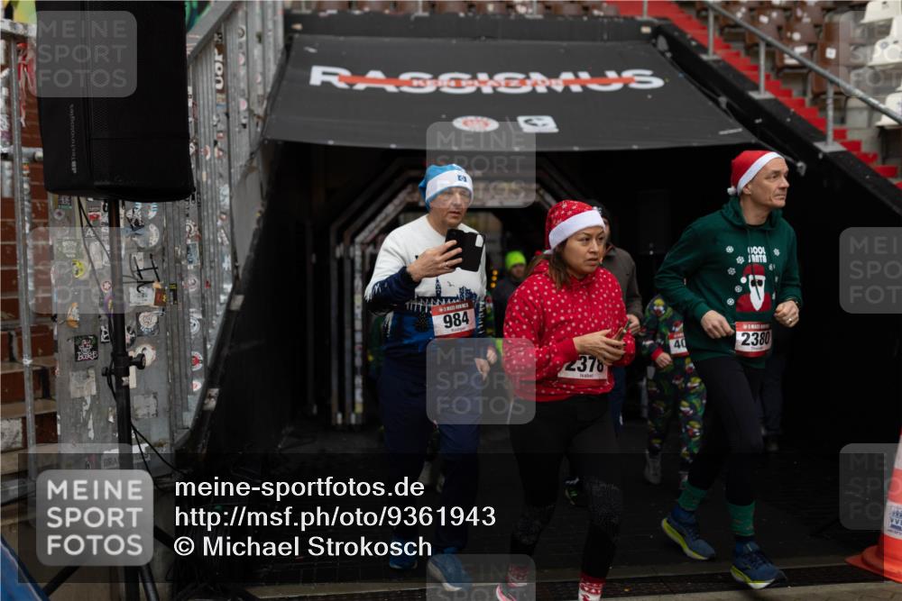 07.12.2025 - St. Pauli X-Mass-Run No. 15 Michael Strokosch http://msf.ph/oto/9361943 07.12.2025 10:33:17 Laufen 984, 2376, 40, 2380 meine-sportfotos.de