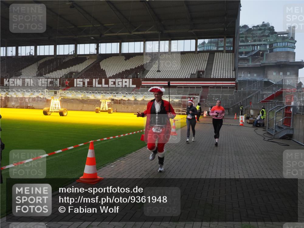 07.12.2025 - St. Pauli X-Mass-Run No. 15 Fabian Wolf http://msf.ph/oto/9361948 07.12.2025 09:59:50 Ziel 488, 910, 911, 934, 1112, 1763, 2186, 2729, 2964, 3513, 4051, 4052, 4465 meine-sportfotos.de