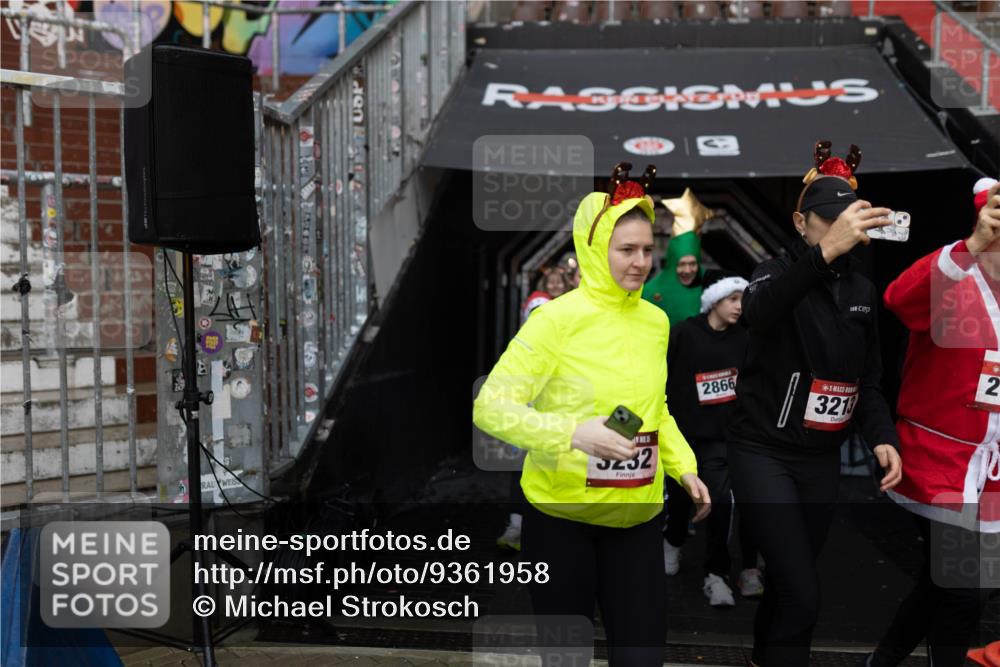 07.12.2025 - St. Pauli X-Mass-Run No. 15 Michael Strokosch http://msf.ph/oto/9361958 07.12.2025 10:33:29 Laufen 3232, 2866, 3213, 2 meine-sportfotos.de