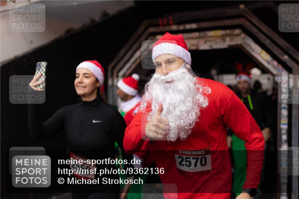 07.12.2025 - St. Pauli X-Mass-Run No. 15 Michael Strokosch http://msf.ph/oto/9362136 07.12.2025 10:35:06 Laufen 2569, 15, 2570 meine-sportfotos.de