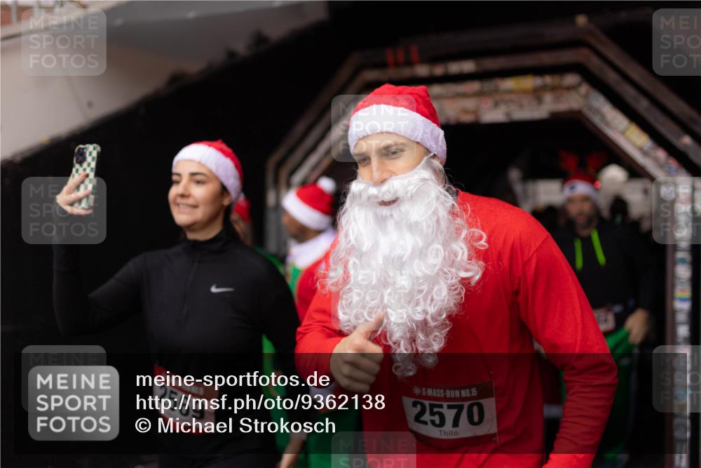 07.12.2025 - St. Pauli X-Mass-Run No. 15 Michael Strokosch http://msf.ph/oto/9362138 07.12.2025 10:35:06 Laufen 2569, 15, 2570 meine-sportfotos.de