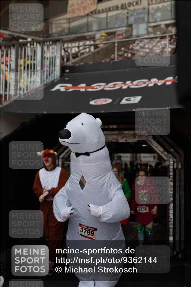 07.12.2025 - St. Pauli X-Mass-Run No. 15 Michael Strokosch http://msf.ph/oto/9362144 07.12.2025 10:35:21 Laufen 5, 3799, 3836 meine-sportfotos.de