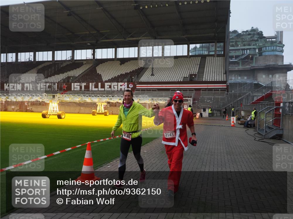 07.12.2025 - St. Pauli X-Mass-Run No. 15 Fabian Wolf http://msf.ph/oto/9362150 07.12.2025 10:00:13 Ziel 802, 1333, 1354, 1360, 1404, 2140, 2141, 4129 meine-sportfotos.de