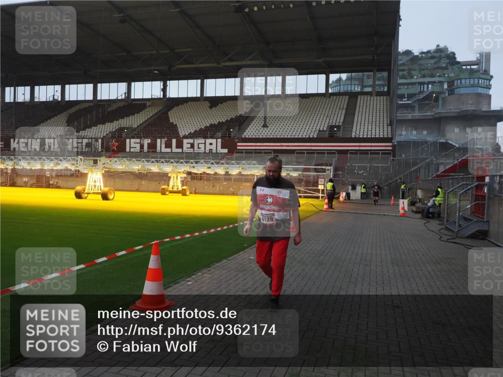 07.12.2025 - St. Pauli X-Mass-Run No. 15 Fabian Wolf http://msf.ph/oto/9362174 07.12.2025 10:00:15 Ziel 802, 1333, 1354, 1360, 1404, 2140, 2141, 4129 meine-sportfotos.de