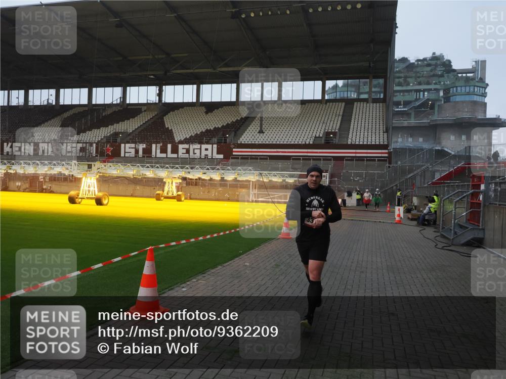07.12.2025 - St. Pauli X-Mass-Run No. 15 Fabian Wolf http://msf.ph/oto/9362209 07.12.2025 10:00:24 Ziel 3336, 4129 meine-sportfotos.de