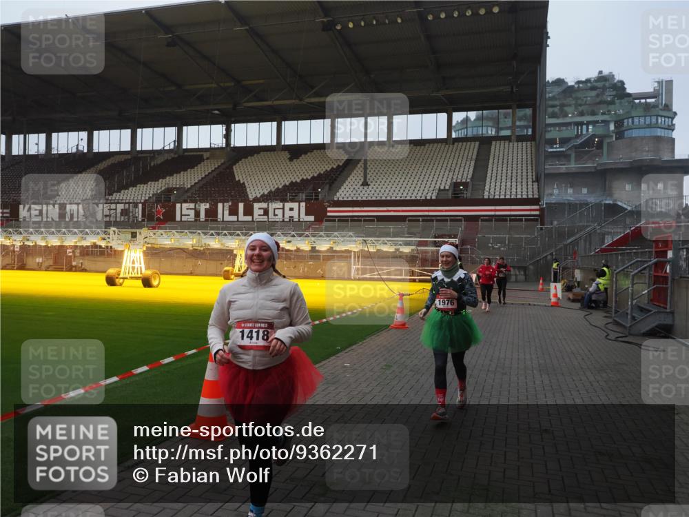 07.12.2025 - St. Pauli X-Mass-Run No. 15 Fabian Wolf http://msf.ph/oto/9362271 07.12.2025 10:00:34 Ziel 855, 1418, 1976, 2348, 3336 meine-sportfotos.de