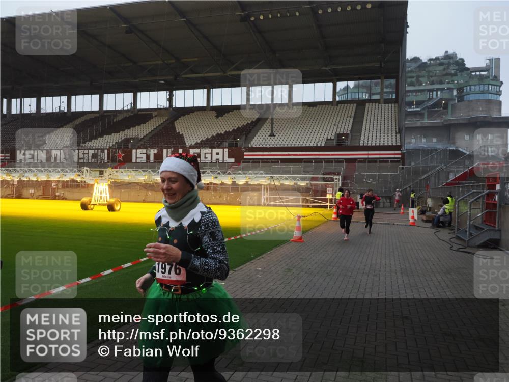 07.12.2025 - St. Pauli X-Mass-Run No. 15 Fabian Wolf http://msf.ph/oto/9362298 07.12.2025 10:00:35 Ziel 855, 1418, 1976, 2348, 3336 meine-sportfotos.de