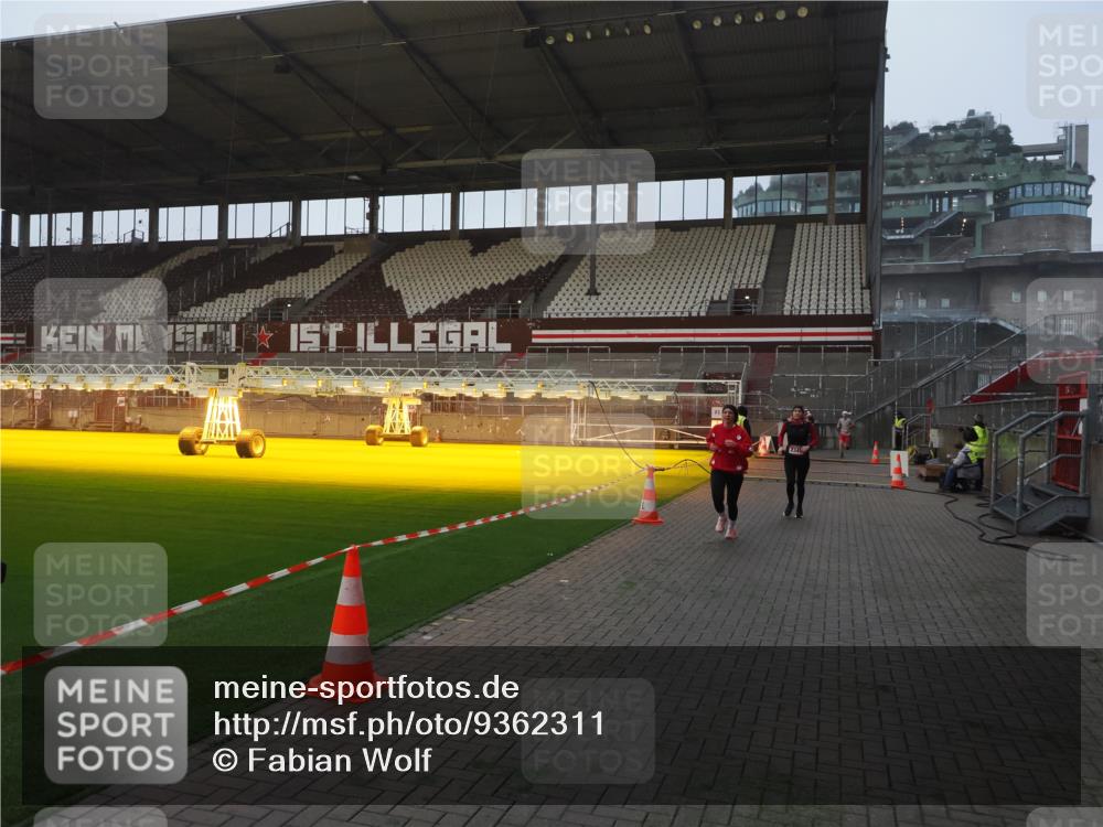 07.12.2025 - St. Pauli X-Mass-Run No. 15 Fabian Wolf http://msf.ph/oto/9362311 07.12.2025 10:00:36 Ziel 855, 1418, 1976, 2348, 3336 meine-sportfotos.de