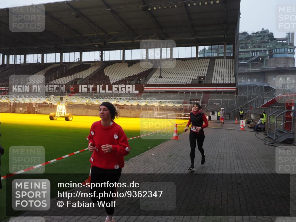 07.12.2025 - St. Pauli X-Mass-Run No. 15 Fabian Wolf http://msf.ph/oto/9362347 07.12.2025 10:00:39 Ziel 855, 1418, 1976, 2348, 3084 meine-sportfotos.de