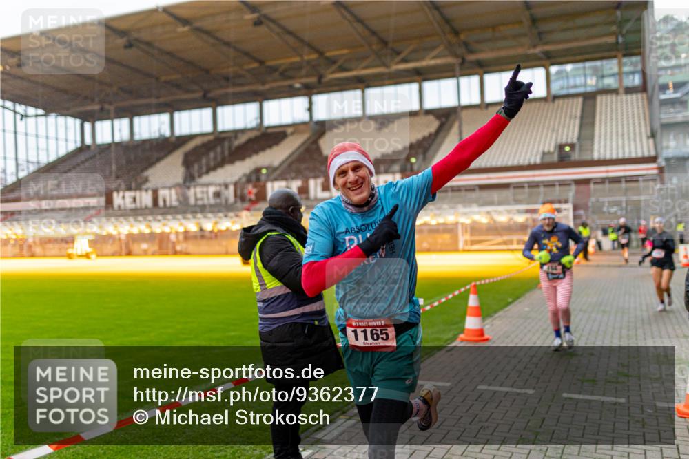 07.12.2025 - St. Pauli X-Mass-Run No. 15 Michael Strokosch http://msf.ph/oto/9362377 07.12.2025 10:56:45 Laufen 15, 1165 meine-sportfotos.de