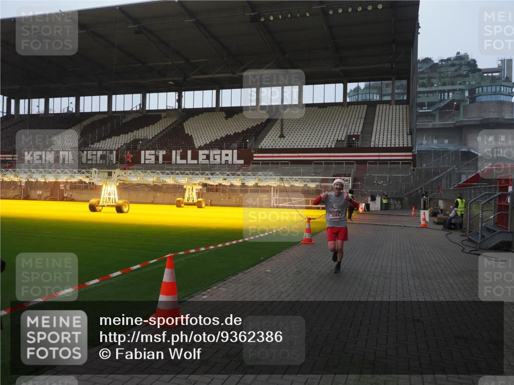 07.12.2025 - St. Pauli X-Mass-Run No. 15 Fabian Wolf http://msf.ph/oto/9362386 07.12.2025 10:00:44 Ziel 855, 1418, 1976, 2348, 3084 meine-sportfotos.de