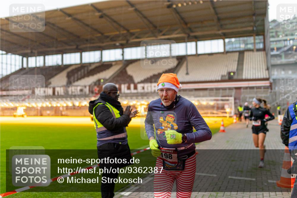 07.12.2025 - St. Pauli X-Mass-Run No. 15 Michael Strokosch http://msf.ph/oto/9362387 07.12.2025 10:56:47 Laufen 15, 15, 198 meine-sportfotos.de