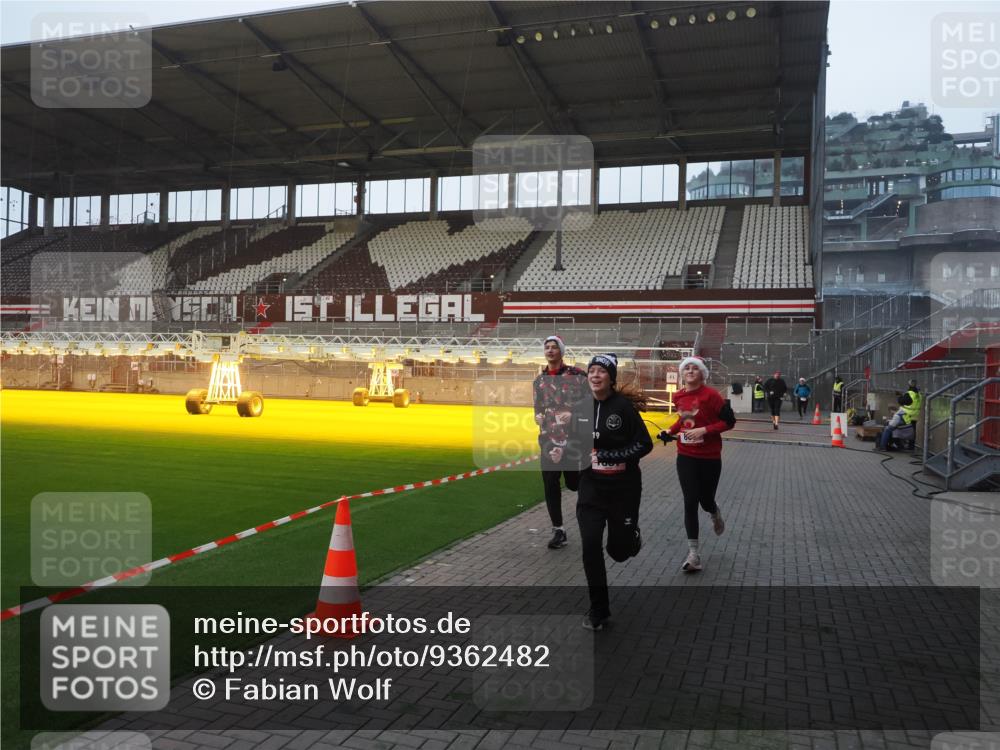 07.12.2025 - St. Pauli X-Mass-Run No. 15 Fabian Wolf http://msf.ph/oto/9362482 07.12.2025 10:01:08 Ziel 801, 1050, 1887, 1892, 2378, 2528 meine-sportfotos.de