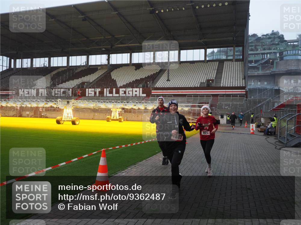 07.12.2025 - St. Pauli X-Mass-Run No. 15 Fabian Wolf http://msf.ph/oto/9362487 07.12.2025 10:01:08 Ziel 801, 1050, 1887, 1892, 2378, 2528 meine-sportfotos.de