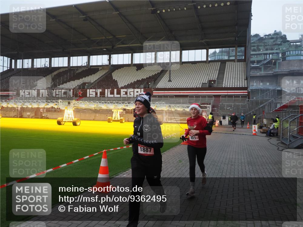 07.12.2025 - St. Pauli X-Mass-Run No. 15 Fabian Wolf http://msf.ph/oto/9362495 07.12.2025 10:01:09 Ziel 801, 1050, 1887, 1892, 2378, 2528 meine-sportfotos.de