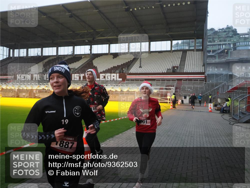 07.12.2025 - St. Pauli X-Mass-Run No. 15 Fabian Wolf http://msf.ph/oto/9362503 07.12.2025 10:01:09 Ziel 801, 1050, 1887, 1892, 2378, 2528 meine-sportfotos.de