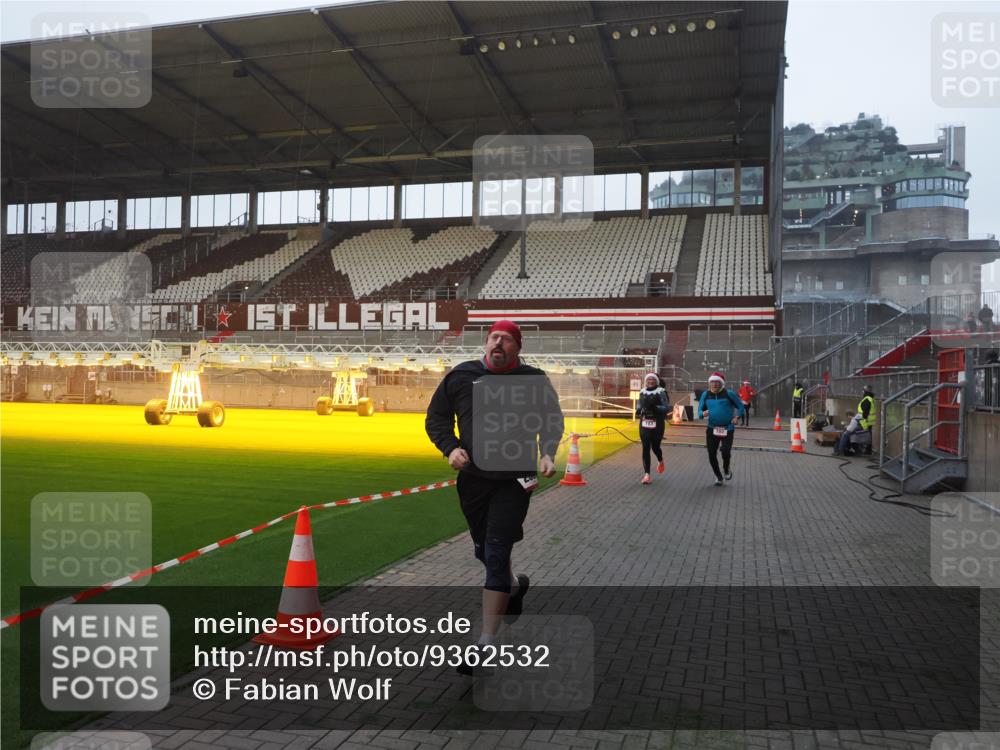 07.12.2025 - St. Pauli X-Mass-Run No. 15 Fabian Wolf http://msf.ph/oto/9362532 07.12.2025 10:01:16 Ziel 780, 783, 801, 1887, 1892, 2528 meine-sportfotos.de