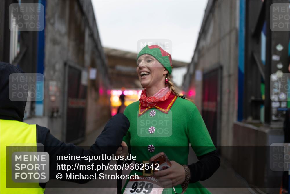 07.12.2025 - St. Pauli X-Mass-Run No. 15 Michael Strokosch http://msf.ph/oto/9362542 07.12.2025 10:59:44 Laufen 13, 939 meine-sportfotos.de