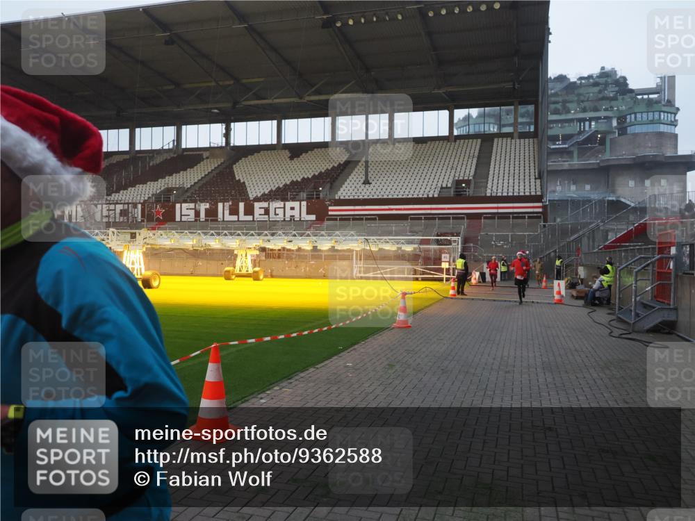 07.12.2025 - St. Pauli X-Mass-Run No. 15 Fabian Wolf http://msf.ph/oto/9362588 07.12.2025 10:01:20 Ziel 780, 783, 801, 1124, 1887, 1892, 2528 meine-sportfotos.de