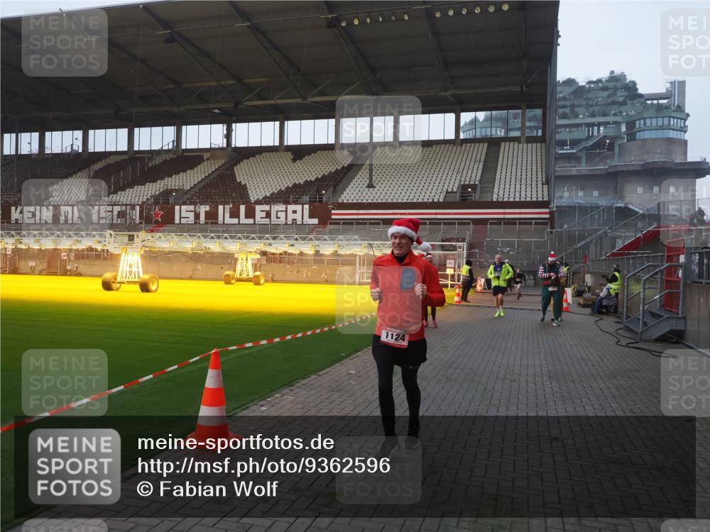 07.12.2025 - St. Pauli X-Mass-Run No. 15 Fabian Wolf http://msf.ph/oto/9362596 07.12.2025 10:01:26 Ziel 118, 393, 780, 783, 1124, 1294, 1760, 2528, 3187 meine-sportfotos.de