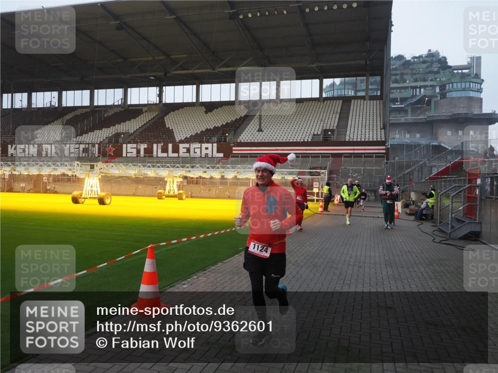 07.12.2025 - St. Pauli X-Mass-Run No. 15 Fabian Wolf http://msf.ph/oto/9362601 07.12.2025 10:01:26 Ziel 118, 393, 780, 783, 1124, 1294, 1760, 2528, 3187 meine-sportfotos.de