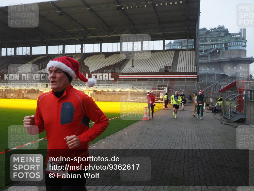 07.12.2025 - St. Pauli X-Mass-Run No. 15 Fabian Wolf http://msf.ph/oto/9362617 07.12.2025 10:01:27 Ziel 118, 393, 780, 783, 804, 1124, 1294, 1760, 2528, 3187, 3878 meine-sportfotos.de