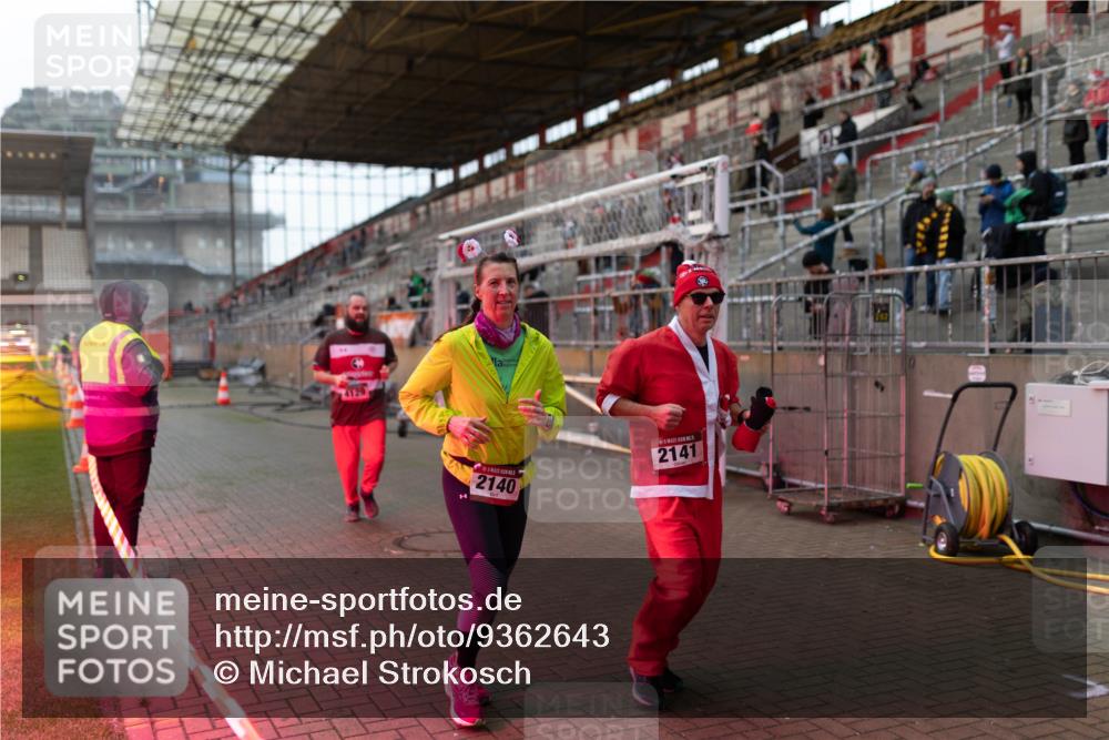 07.12.2025 - St. Pauli X-Mass-Run No. 15 Michael Strokosch http://msf.ph/oto/9362643 07.12.2025 11:00:51 Laufen 3, 4129, 2140, 2141 meine-sportfotos.de