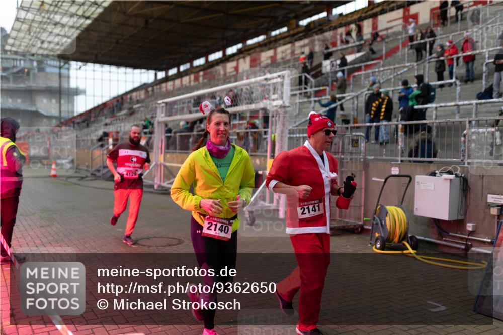 07.12.2025 - St. Pauli X-Mass-Run No. 15 Michael Strokosch http://msf.ph/oto/9362650 07.12.2025 11:00:51 Laufen 4129, 2140, 15, 2141 meine-sportfotos.de