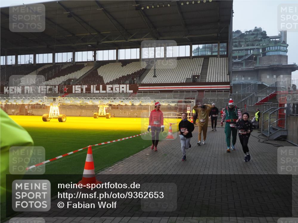 07.12.2025 - St. Pauli X-Mass-Run No. 15 Fabian Wolf http://msf.ph/oto/9362653 07.12.2025 10:01:31 Ziel 118, 393, 780, 783, 804, 1124, 1294, 1760, 3187, 3580, 3582, 3629, 3878 meine-sportfotos.de