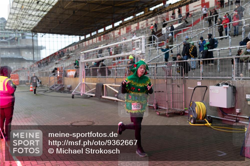 07.12.2025 - St. Pauli X-Mass-Run No. 15 Michael Strokosch http://msf.ph/oto/9362667 07.12.2025 11:01:12 Laufen 1050 meine-sportfotos.de