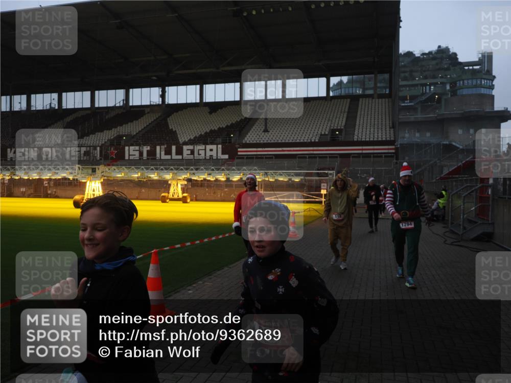 07.12.2025 - St. Pauli X-Mass-Run No. 15 Fabian Wolf http://msf.ph/oto/9362689 07.12.2025 10:01:32 Ziel 118, 393, 804, 1124, 1294, 1760, 3187, 3580, 3582, 3629, 3878 meine-sportfotos.de