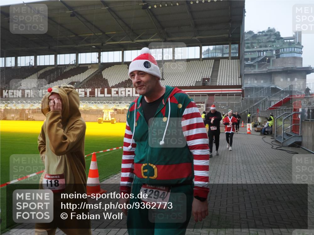 07.12.2025 - St. Pauli X-Mass-Run No. 15 Fabian Wolf http://msf.ph/oto/9362773 07.12.2025 10:01:37 Ziel 118, 393, 804, 1124, 1294, 1724, 1760, 1859, 2167, 2681, 3187, 3580, 3582, 3629, 3878 meine-sportfotos.de