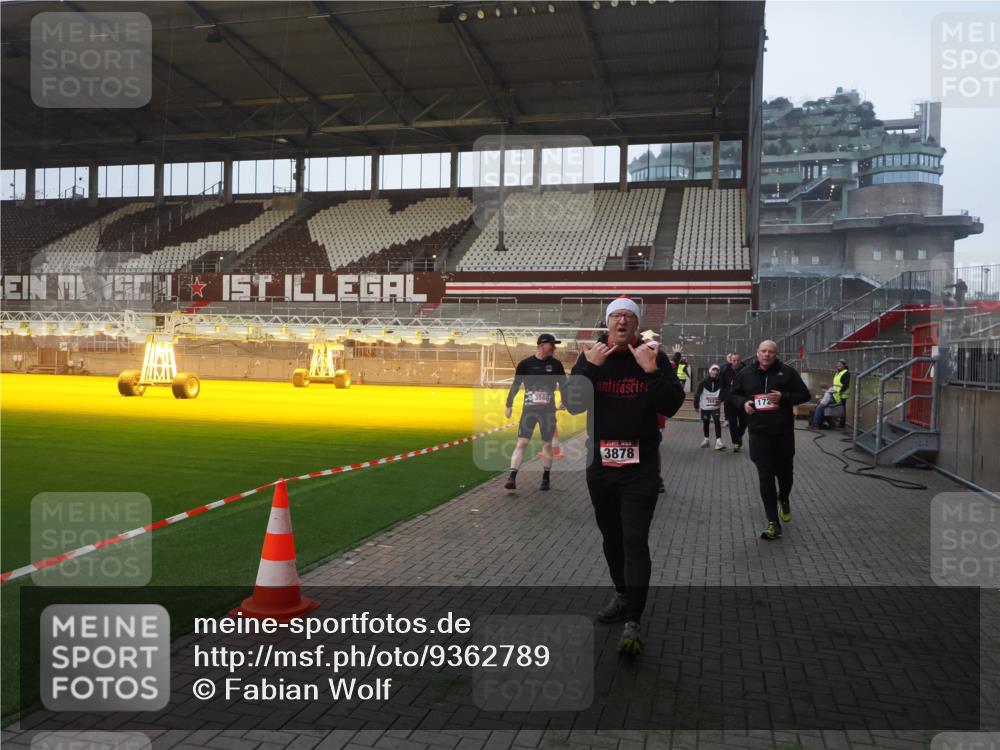 07.12.2025 - St. Pauli X-Mass-Run No. 15 Fabian Wolf http://msf.ph/oto/9362789 07.12.2025 10:01:40 Ziel 118, 393, 804, 959, 1294, 1724, 1760, 1859, 2167, 2681, 3187, 3580, 3582, 3629, 3878 meine-sportfotos.de