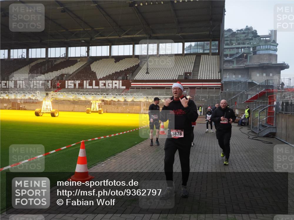 07.12.2025 - St. Pauli X-Mass-Run No. 15 Fabian Wolf http://msf.ph/oto/9362797 07.12.2025 10:01:41 Ziel 118, 393, 804, 959, 1294, 1724, 1760, 1859, 2167, 2681, 3187, 3580, 3582, 3629, 3878 meine-sportfotos.de