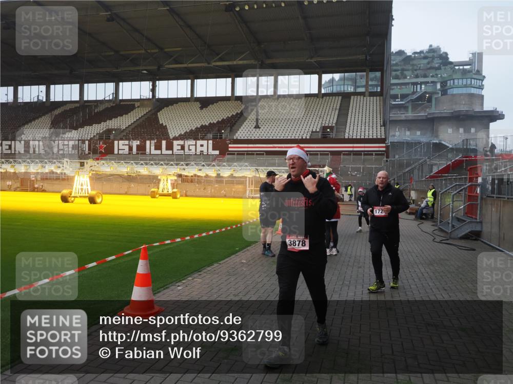 07.12.2025 - St. Pauli X-Mass-Run No. 15 Fabian Wolf http://msf.ph/oto/9362799 07.12.2025 10:01:41 Ziel 118, 393, 804, 959, 1294, 1724, 1760, 1859, 2167, 2681, 3187, 3580, 3582, 3629, 3878 meine-sportfotos.de