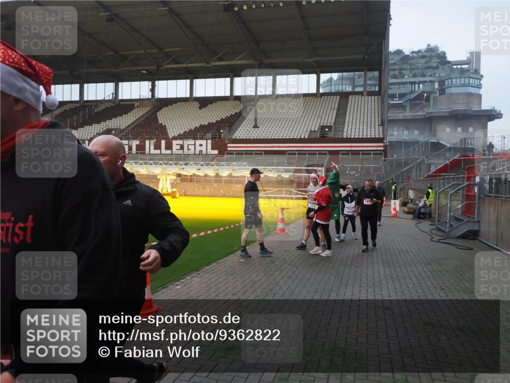 07.12.2025 - St. Pauli X-Mass-Run No. 15 Fabian Wolf http://msf.ph/oto/9362822 07.12.2025 10:01:43 Ziel 118, 393, 804, 959, 1724, 1859, 2167, 2681, 3187, 3580, 3582, 3629, 3878 meine-sportfotos.de
