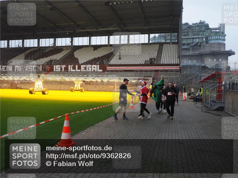 07.12.2025 - St. Pauli X-Mass-Run No. 15 Fabian Wolf http://msf.ph/oto/9362826 07.12.2025 10:01:43 Ziel 118, 393, 804, 959, 1724, 1859, 2167, 2681, 3187, 3580, 3582, 3629, 3878 meine-sportfotos.de