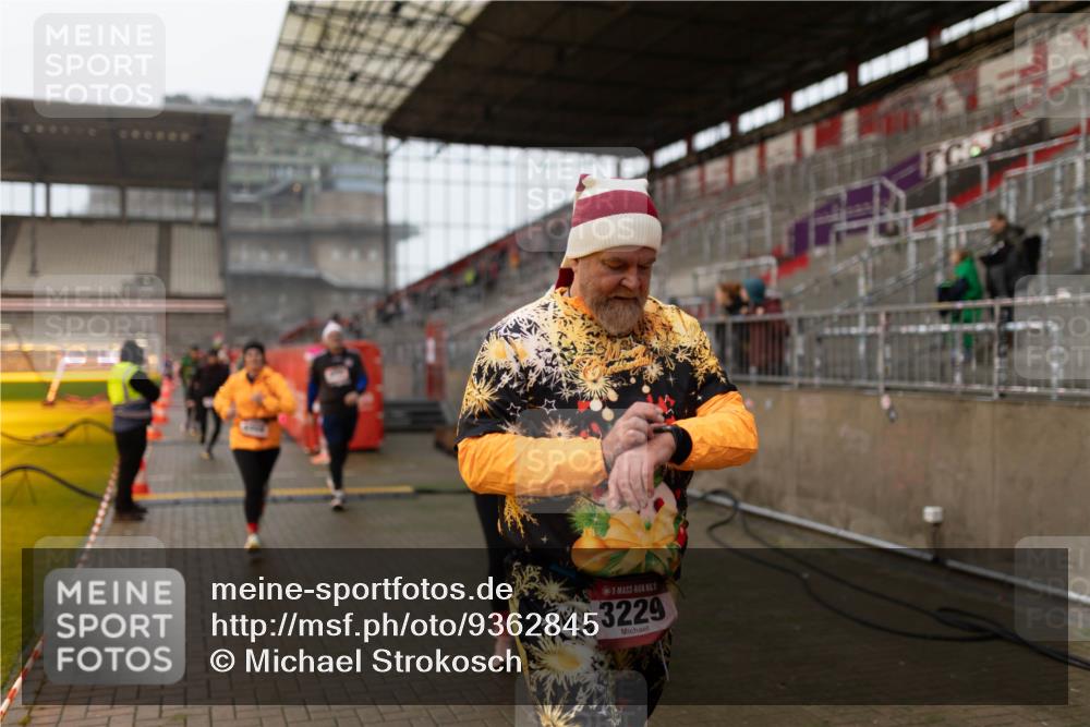 07.12.2025 - St. Pauli X-Mass-Run No. 15 Michael Strokosch http://msf.ph/oto/9362845 07.12.2025 11:19:34 Laufen 5, 3229 meine-sportfotos.de