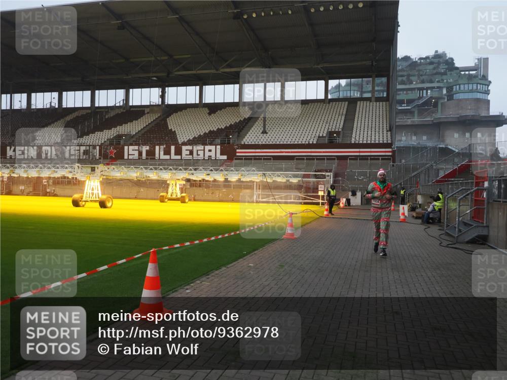07.12.2025 - St. Pauli X-Mass-Run No. 15 Fabian Wolf http://msf.ph/oto/9362978 07.12.2025 10:02:10 Ziel 1934, 2472, 3944 meine-sportfotos.de